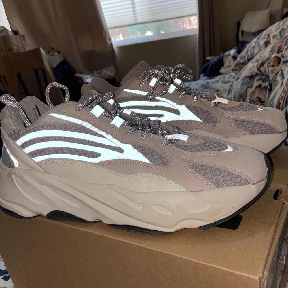 COPY - Yeezy Boost 700 static
